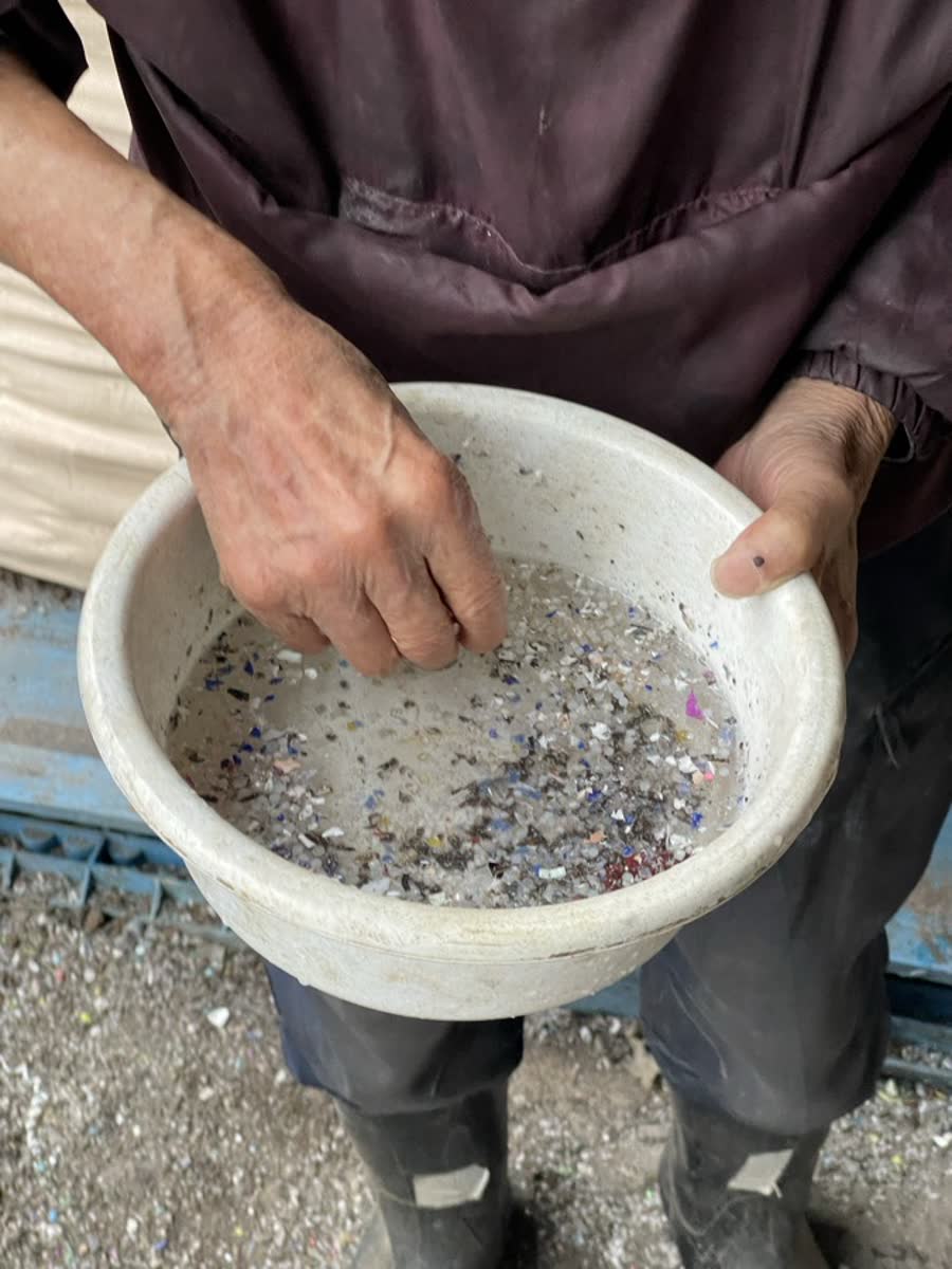 色と形の異なる混合廃プラスチックの実際の破砕片